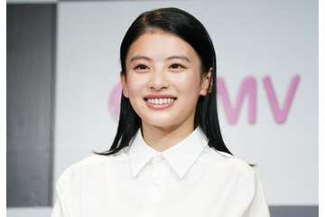 女優・出口夏希、渋谷駅に降臨! 自身の特大広告前でポージング 画像