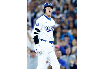 大谷翔平、妻・真美子さん&デコピンと3ショット撮影 画像