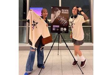 新山千春、ライブTシャツ姿の長女と仲良しショット! 「まだまだLiveの余韻に浸ってる」 画像