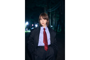 のん、黒スーツでエレキギターを掻き鳴らす“イケメン”姿に悶絶の声「スゴい男前」 画像