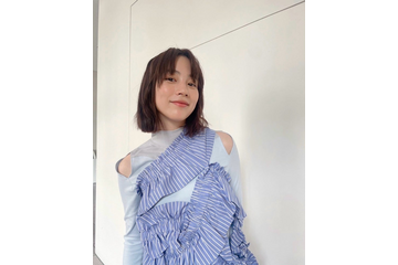 のん、ライトブルー衣装のオフショにファン歓喜「妖精みたい」「不思議な魅力」 画像