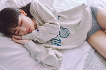 乃木坂46岩本蓮加、無防備なすやすやお昼寝ショット！ 1st写真集先行カット第7弾 画像