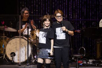 松本伊代ライブに夫のヒロミが初のペアルックで登場! 画像