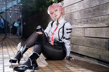 スタイルの良さが“レベチ”!「ホロライブ」鷹嶺ルイの美脚際立つビジュアルを完全再現した注目レイヤー・碧ノゆゆ 画像