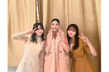 アンミカ、本田望結・紗来姉妹とピースサインで3ショット! 番組収録のオフショットを公開 画像