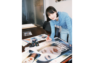 のん、2025年カレンダーのチェック作業に励むオフショット！ 「ペン持ってるの似合います」 画像