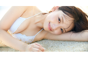 日向坂46・濱岸ひより、ビキニ姿で砂浜に横たわるセクシーショット! 1st写真集『もしも』先行カット 画像