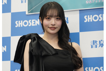 高鶴桃羽が初カレンダーに歓喜、表紙では胸元&デコルテ大胆露出も! 画像
