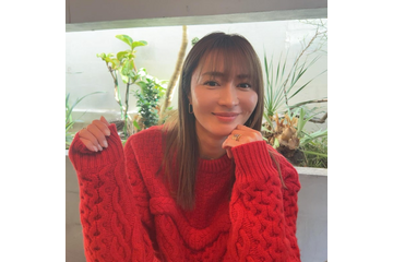 新山千春、冬らしい赤いニット姿であふれる笑顔！ プライベートショットを公開 画像