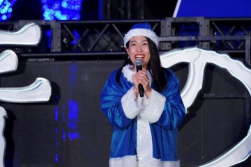 横澤夏子、渋谷のイルミネーション『青の洞窟』点灯式にサンタ姿で登場 画像
