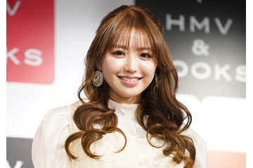 香音、ミニスカドレスでカレンダーイベント登場！両親からは「いつもと違ったカレンダーだね」 画像
