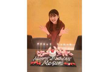 安めぐみ、“43歳”の誕生日ショット! ケーキプレートの前で満面の笑み 画像