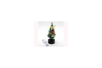 パソコンの脇で輝くUSBクリスマスツリー 画像