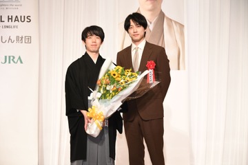 坂口健太郎、藤井聡太竜王に祝辞！「普段、撮影をするよりも緊張しています」 画像