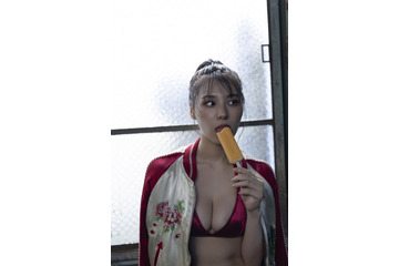 相楽伊織、別人のような“やんちゃギャル風”ショット! ギャップ満載の写真集発売 画像