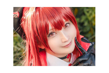 真っ赤な髪にパンクテイストの黒衣装！カッコ良さとセクシーが絶妙な『NIKKE』ラピ:レッドフードの美女レイヤー 画像