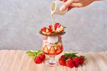 春らしく華やか！リーベルホテル大阪「いちごづくしのパフェ 第二弾」販売決定 画像