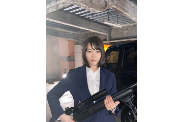 のんが殺し屋に!? スーツ姿でライフルを持つ“カッコいい”ドラマオフショット公開 画像