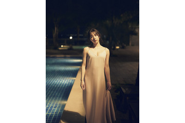 桜井日奈子の10周年記念写真集が三度目の重版！ ヌーディーなロングワンピース姿のカットを公開 画像