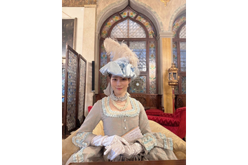のん、ヴェネツィアでゴージャスなドレスショット!「素晴らしすぎ」「歌劇『仮面舞踊会』のシーンみたい」 画像