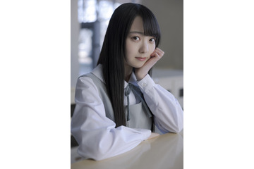 日向坂46の五期生「坂井新奈」と「佐藤優羽」の撮りおろし写真! 手書きプロフィールも公開 画像