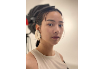 のん、大きいイヤリングを飾ったデコ出しショット！ 大人可愛さ溢れる姿が好評 画像