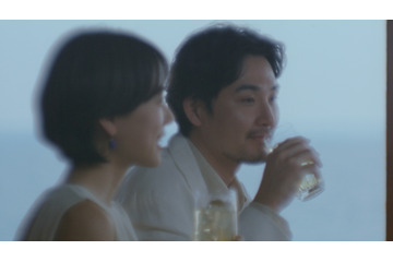 松田龍平と石橋静河が大人旅…サントリー『碧Ao』新CM 画像