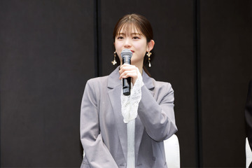 松村沙友理、テレ東入社式にサプライズ登場！ 新入社員に“さゆりんごパンチ”でエール 画像