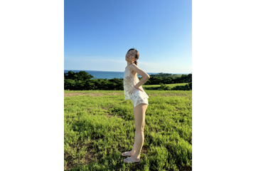 須田亜香里、生脚大胆ショットで“写真集重版”に歓喜「夢の！ 念願の！」 画像