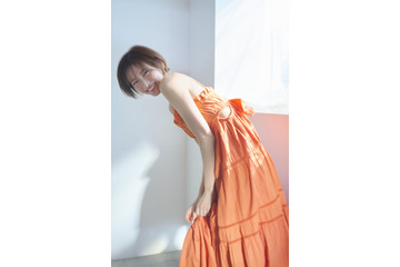 岡崎紗絵、繊細なシルエットが映える春夏ワンピース姿に!「dazzlin」WEBマガジンに登場 画像