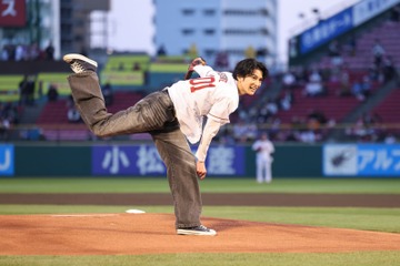 渡邊圭祐、楽天対日ハムの始球式で岩隈リスペクトのフォームを披露！ 画像