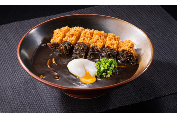 とんでん、17日より富良野産ロースかつをのせた黒いカレーうどんを新発売！ 画像