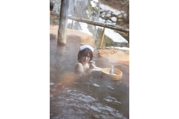 「ウマ娘」声優・夏吉ゆうこ、露天風呂でも呑む♪“お酒好き”を象徴するカット公開!初の写真集発売 画像