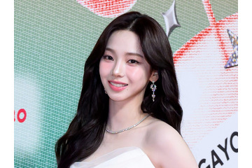 aespa・カリナ、ロングヘアで再降臨！“胸元あらわ”なシルクドレス姿にファン悶絶「破壊力が…」【PHOTO】 画像