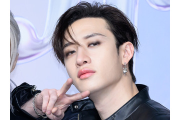 「ファンの需要わかってる」Stray Kids・バンチャン、筋肉質の肩を露わにしてミラノの街を探検【PHOTO】 画像