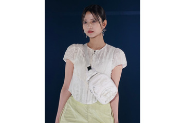 乃木坂46・金川紗耶、着崩しショットで溢れる“健康美”！『ヤングガンガン』オフショット 画像