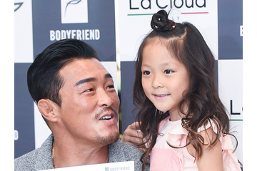 秋山成勲の娘チュ・サラン（13）、雑誌撮影中に号泣…父も目を潤ませたその理由とは？ 画像