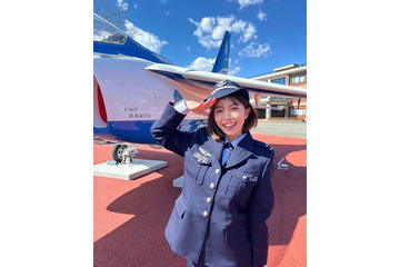 寺本莉緒、ブルーインパルスの前でとびきり笑顔! 可愛すぎる“自衛官さん”に… 画像