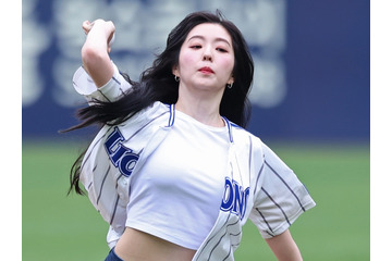選手が思わず“指ハート”する美貌！韓国人気アイドル「Red Velvet」アイリーンの始球式に野球ファン熱狂 画像