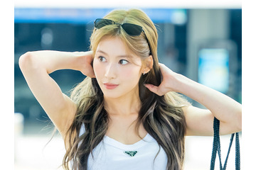 TWICEサナ、タイトなヒョウ柄ミニスカ衣装で大興奮!ライブ参戦SHOTに「ノリノリなの可愛すぎ!」の声【PHOTO】 画像