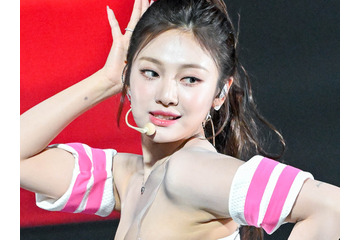 予想外の“グラマラス”肉体…aespa・ニンニンのギャップ満点なテカテカドレス姿【PHOTO】 画像