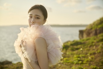「やっぱり着てみないと分からない」大友花恋、宮古島でウエディングドレス姿に! 画像