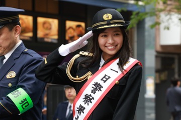 大原優乃、ピコ太郎、錦笑亭満堂が三田警察署一日署長に就任！特殊詐欺被害撲滅訴える 画像