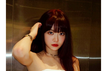 LE SSERAFIM・ウンチェ、ざっくり肩見せ＆ミニ短パン！スラリ美脚でファン魅了「顔もスタイルも完璧…」【PHOTO】 画像