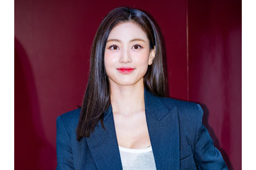 えっ、ジヒョが明治神宮前駅のホームに!? TWICEリーダーの“東京観光SHOT”に視線釘付け【PHOTO】 画像