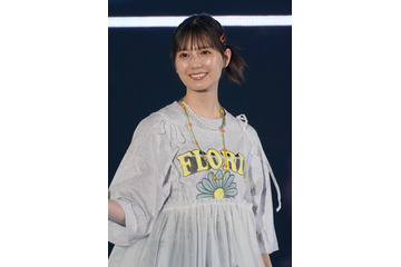東京カレンダー、ケーキを堪能する小坂菜緒カット公開 画像