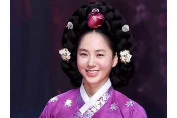 年齢不詳の美しさ…ベッドに寝そべる『オクニョ』悪役女優に「色気が止まらない」 夫は年商145億円 画像
