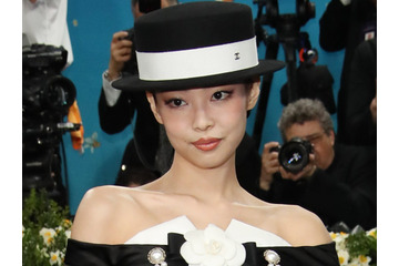 BLACKPINK・ジェニー、製作時間“330時間”の衣装でMet Galaに登場！「人間シャネル」の美しさを発揮 画像