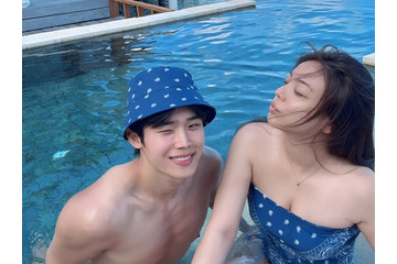 “密着スイムウェア”姿に視線釘付け！3歳下元俳優と結婚した韓国歌手、ハネムーン写真公開【PHOTO】 画像