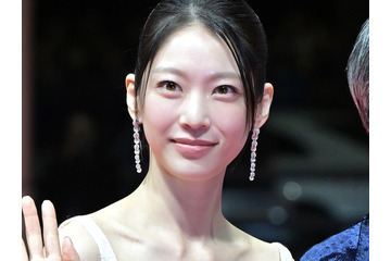 TWICEジョンヨンの“実姉”女優がまるでプリンセス！「本当に綺麗すぎ」と絶賛のドレス姿【PHOTO】 画像